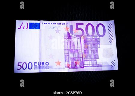 500 Euro in offiziellen Banknoten. Keine Personen Stockfoto