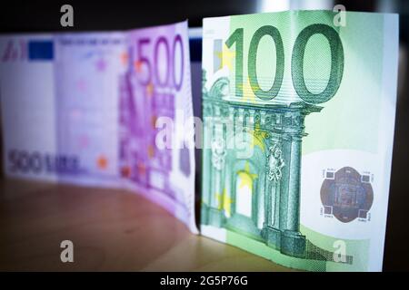 500 und 100 Euro in offiziellen Banknoten. Keine Personen Stockfoto