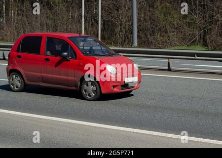 Ein Auto auf der Autobahn. Ein Auto auf der Straße. Der persönliche Transport fährt auf der Straße. Stockfoto