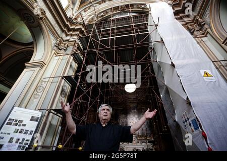 Neapel, Italien. Juni 2021. Neapel - Appell des Pfarrers Mario Rega der Kirche von San Nicola alla Carita ', in via Toledo, an den Präsidenten der Russischen Föderation Wladimir Putin, um die Kirche und die Werke von 1700 zu retten (Newfotosud Alessandro Garofalo) (Neapel - 2021-06-28, napolipress) p.s. la foto e' utilizzabile nel rispetto del contesto in cui e' stata scattata, e senza intento diffamatorio del decoro delle persone rappresentate Credit: Independent Photo Agency/Alamy Live News Stockfoto