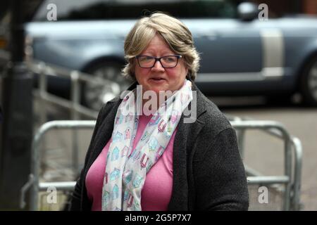 London, England, Großbritannien. Juni 2021. Die Staatssekretärin für Arbeit und Pensionen THERESE COFFEY verlässt die Downing Street 10. Kredit: Tayfun Salci/ZUMA Wire/Alamy Live Nachrichten Stockfoto