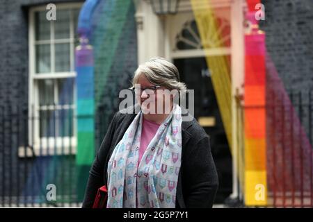 London, England, Großbritannien. Juni 2021. Die Staatssekretärin für Arbeit und Pensionen THERESE COFFEY verlässt die Downing Street 10. Kredit: Tayfun Salci/ZUMA Wire/Alamy Live Nachrichten Stockfoto