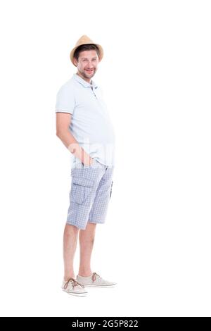 Vertikale Ganzlänge Studio Porträt von schönen bärtigen kaukasischen Mann trägt Sommer-Outfit mit Hut stehen entspannt, weißen Hintergrund Stockfoto