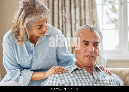 Reife Frau trösten Menschen mit Depressionen zu Hause Stockfoto