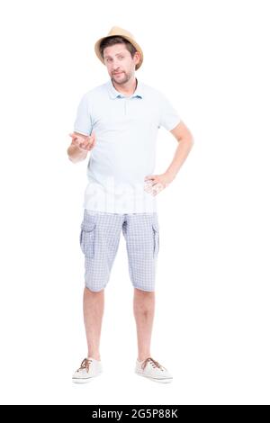 Vertikale volle Länge Studio-Porträt von schönen bärtigen kaukasischen Mann trägt Sommer-Outfit mit etwas verwirrt, weißen Hintergrund Stockfoto