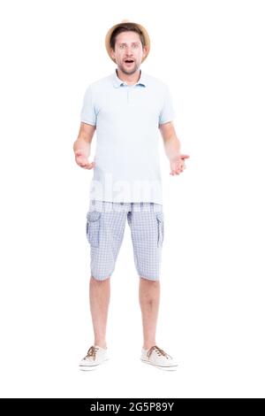 Vertikale volle Länge Studio-Porträt von schönen bärtigen kaukasischen Mann trägt Sommer-Outfit amüsiert wegen etwas, weißem Hintergrund Stockfoto