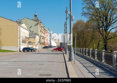 Moskau, Russland - 10. Mai 2021: Blick auf die Manezhnaya-Straße an einem Frühlingstag Stockfoto