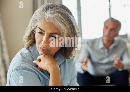 Älteres Paar mit Argument zu Hause Stockfoto
