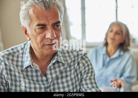 Älteres Paar mit Argument zu Hause Stockfoto
