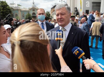 KIEW, UKRAINE - 28. JUNI 2021 - der ehemalige Präsident der Ukraine, Petro Poroschenko, spricht vor dem ukrainischen parlamentsgebäude vor der Presse Stockfoto