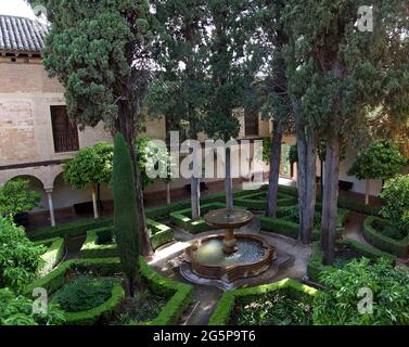 Alhambra Granada Spanien.Garten des Hofes des Lindaraja, Patio de Lindaraja.Daraxas Garten (Jardines de Daraxa) auch Garten der Orangenbäume (Jardín de los Naranjos) und Garten der Murmeln (Jardín de los Mármoles) genannt Stockfoto