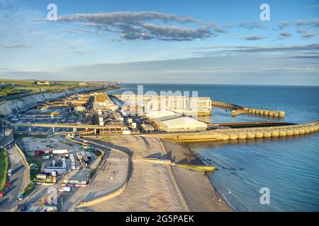 Brighton Marina in der späten Nachmittagssonne mit Yachten und Booten, die in der Marina festgemacht sind, umgeben von kalkweißen Klippen. Luftaufnahme. Stockfoto