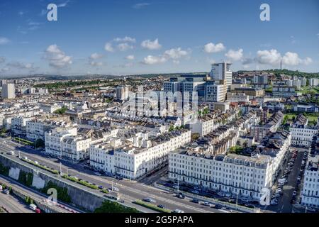 Luftaufnahme von der Marine Parade mit wunderschönen viktorianischen Gebäuden entlang der Strandpromenade und dem Brighton Hospital im Hintergrund. Stockfoto