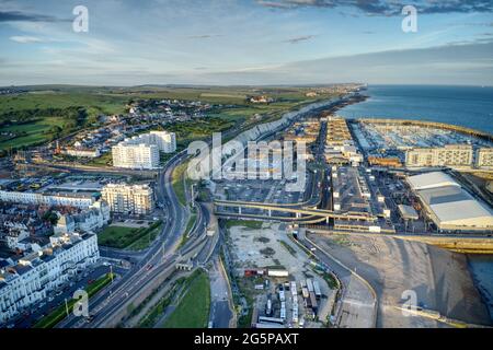 Der West Quay am Yachthafen von Brighton, umgeben von kalkweißen Klippen in der Nachmittagssonne, mit Yachten und Booten, die in der Marina festgemacht sind. Luftaufnahme. Stockfoto