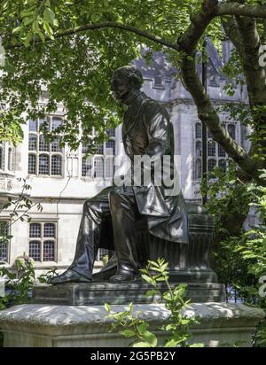 LONDON, VEREINIGTES KÖNIGREICH - 23. Jun 2021: John Stuart Mill Skulptur von T Woolner und befindet sich in Victoria Embankment Gardens in der Nähe von Temple Station. Stockfoto