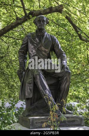 LONDON, VEREINIGTES KÖNIGREICH - 23. Jun 2021: John Stuart Mill Skulptur von T Woolner und befindet sich in Victoria Embankment Gardens in der Nähe von Temple Station. Stockfoto