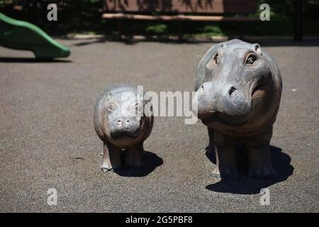 Rhinozeros-Statuen auf einem Spielplatz im Zoo im Swope ParkKansas City, MO Stockfoto