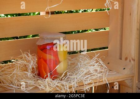 Hausgemachte eingelegte rote und gelbe Paprika in Glas. Fermentierte gesunde natürliche Ernährung Konzept. Stockfoto