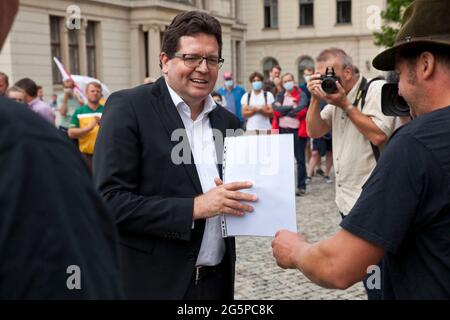 29. Juni 2021, Sachsen-Anhalt, Halle (Saale): Mitglieder der IG „Landwirtschaft verbindet“ präsentieren Christian Tietje (M), Rektor der Martin-Luther-Universität, mit einem gemeinsamen Schreiben von Landwirten aus Sachsen-Anhalt und Studenten der Martin-Luther-Universität (MLU). Bauern aus Sachsen-Anhalt und Studierende der Universität (MLU) demonstrieren gemeinsam gegen die Kürzungspläne der Universität, die auch die Agrarwissenschaft betreffen würden. Foto: Johannes Stein/dpa-Zentralbild/dpa Stockfoto