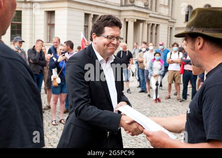 29. Juni 2021, Sachsen-Anhalt, Halle (Saale): Mitglieder der IG „Landwirtschaft verbindet“ präsentieren Christian Tietje (M), Rektor der Martin-Luther-Universität, mit einem gemeinsamen Schreiben von Landwirten aus Sachsen-Anhalt und Studenten der Martin-Luther-Universität (MLU). Bauern aus Sachsen-Anhalt und Studierende der Universität (MLU) demonstrieren gemeinsam gegen die Kürzungspläne der Universität, die auch die Agrarwissenschaft betreffen würden. Foto: Johannes Stein/dpa-Zentralbild/dpa Stockfoto