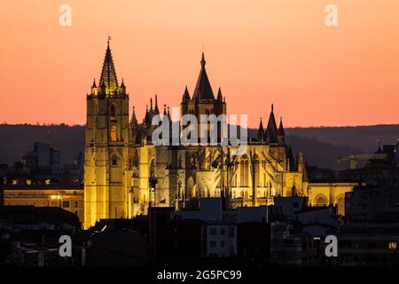 Kathedrale von Leon Nachtlicht Castilla Leon, gotische Architektur Spanien Stockfoto