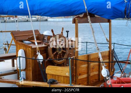 Altes Holzruder auf Segelschiff Traditionelles nautisches Lenkrad Stockfoto