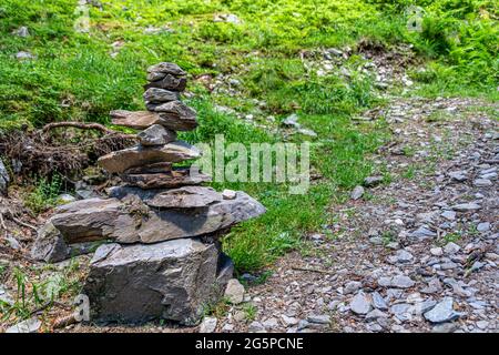 Ein Cairn (auch Cairn, Steinmaennchen oder Steinmandl genannt) dient als traditioneller Wandermarker in den Salzburger Alpen in Österreich. Stockfoto
