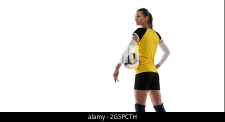 Junge Volleyballspielerin isoliert auf weißem Studiohintergrund. Frau in Sportausrüstung und Schuhen oder Turnschuhen, die trainieren und üben. Stockfoto