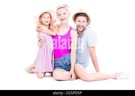 Horizontales Studio-Porträt der Familie mit niedlichen Tochter trägt Sommer-Outfits auf dem Boden sitzen, weißer Hintergrund Stockfoto