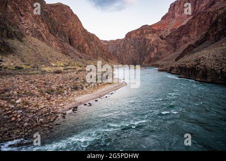 Das Morgenlicht verwandelt den Colorado River in Blau am Fuße des Grand Canyon in der Nähe der Phantom Ranch Stockfoto