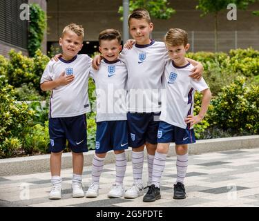 Wembley Stadium, Wembley Park, Großbritannien. Juni 2021. Junge England-Fans, Teddy Way, 7, Jesse Way, Alfie Lacey und Lenny Tribble, alle 6, posieren e in passenden Englnd-Trikots vor dem EM 2020-Finale 16 zwischen England und Deutschland im Wembley-Stadion. Fußball-Europameisterschaft. Amanda Rose/Alamy Live News Stockfoto