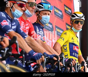 Der Belgier Tim Merlier von Alpecin-Fenix und der Niederländer Mathieu van der Poel von Alpecin-Fenix tragen das gelbe Trikot des Spitzenreiters in der Gesamtwertung Stockfoto