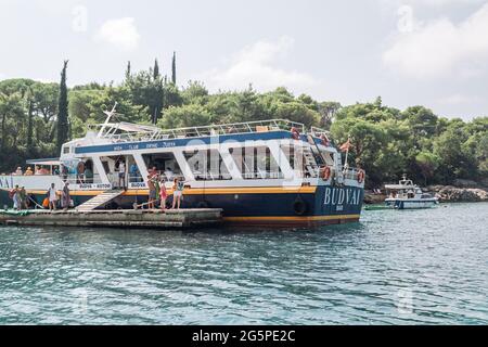 BUDVA, MONTENEGRO - 08. Jun 2021: Montenegro, Budva - 20. Juli 2020:Boarding von Touristen auf der Ausflugsfähre vom Pier im Golf der Adria Stockfoto
