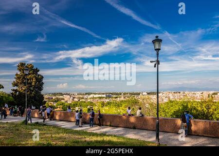 9. Mai 2021 - Rom, Latium, Italien - viele Touristen, die spazieren, bewundern das wunderschöne Panorama der Stadt, von der Spitze des Janiculan-Hügels (Janicul Stockfoto