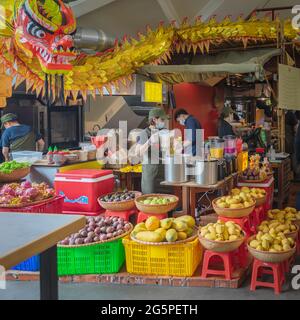 Nationales Café. Vietnamesische Lebensmittel auf dem Markt. Sortiment exotischer tropischer asiatischer Früchte für die natürliche Saftherstellung. Stockfoto