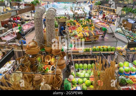 Bauernmarkt, Draufsicht. Offene Regale, Vitrinen, Theke mit Obst, Gemüse, Fleisch, Fisch. Herbsternte Stockfoto