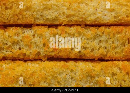 Hausgemachte Brotscheiben. Weizen Roggen Zwieback. Gebackenes Brot Snacks aromatisiert. Vollkornbrot aus hochwertigem Mehl. Gesunde Ernährung für die Ernährung Stockfoto