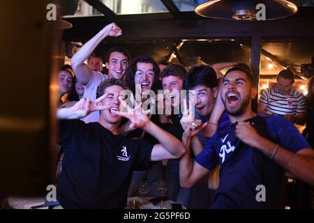 Nizza, Frankreich. Juni 2021. Am 28. Juni 2021 wird das Spiel der UEFA EURO 2020 zwischen Frankreich und der Schweiz in einer Bar in Paris, Frankreich, beobachtet. (Foto: Lionel Urman/Sipa USA) Quelle: SIPA USA/Alamy Live News Stockfoto
