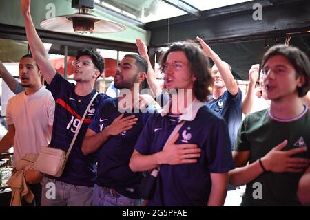 Nizza, Frankreich. Juni 2021. Am 28. Juni 2021 wird das Spiel der UEFA EURO 2020 zwischen Frankreich und der Schweiz in einer Bar in Paris, Frankreich, beobachtet. (Foto: Lionel Urman/Sipa USA) Quelle: SIPA USA/Alamy Live News Stockfoto