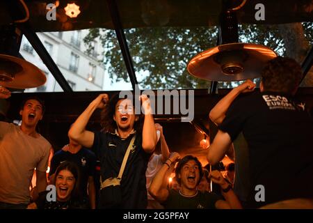 Nizza, Frankreich. Juni 2021. Am 28. Juni 2021 wird das Spiel der UEFA EURO 2020 zwischen Frankreich und der Schweiz in einer Bar in Paris, Frankreich, beobachtet. (Foto: Lionel Urman/Sipa USA) Quelle: SIPA USA/Alamy Live News Stockfoto