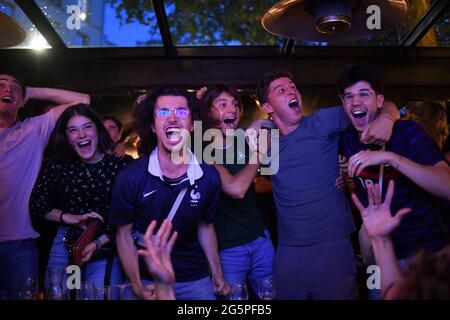 Nizza, Frankreich. Juni 2021. Am 28. Juni 2021 wird das Spiel der UEFA EURO 2020 zwischen Frankreich und der Schweiz in einer Bar in Paris, Frankreich, beobachtet. (Foto: Lionel Urman/Sipa USA) Quelle: SIPA USA/Alamy Live News Stockfoto
