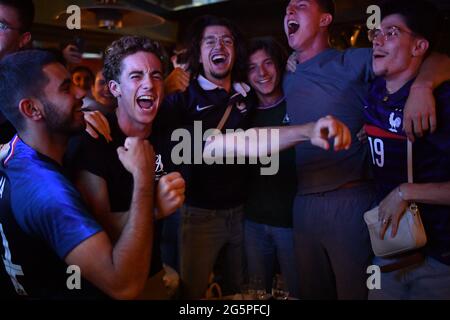 Nizza, Frankreich. Juni 2021. Am 28. Juni 2021 wird das Spiel der UEFA EURO 2020 zwischen Frankreich und der Schweiz in einer Bar in Paris, Frankreich, beobachtet. (Foto: Lionel Urman/Sipa USA) Quelle: SIPA USA/Alamy Live News Stockfoto