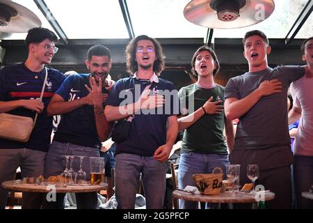 Nizza, Frankreich. Juni 2021. Am 28. Juni 2021 wird das Spiel der UEFA EURO 2020 zwischen Frankreich und der Schweiz in einer Bar in Paris, Frankreich, beobachtet. (Foto: Lionel Urman/Sipa USA) Quelle: SIPA USA/Alamy Live News Stockfoto