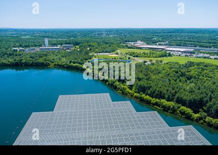 Luftaufnahme der schwimmenden Solarzellen-Plattform auf dem schönen See Stockfoto