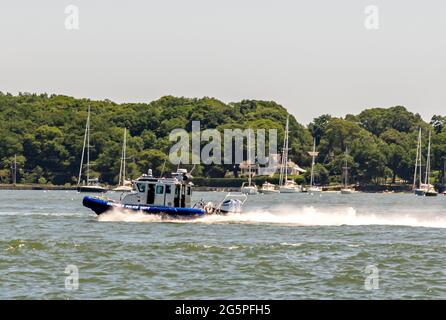 Marinestaat der Southold Police Department in Dering Harbour, NY, in Arbeit Stockfoto