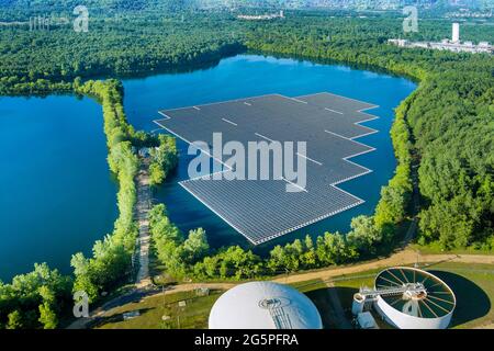 Luftaufnahme der schwimmenden Solarzellen-Plattform auf dem schönen See Stockfoto