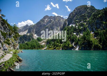 Der Tappenkarsee in den Salzburger Alpen in Österreich mit grünem, kristallklarem Wasser und umliegenden Berggipfeln Stockfoto