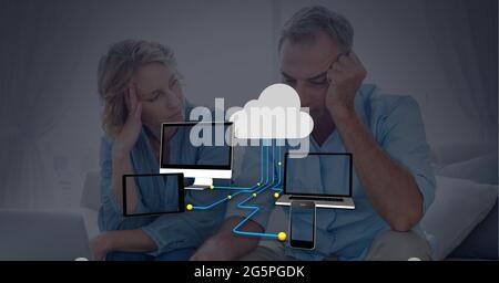 Zusammensetzung der Cloud mit Netzwerk von digitalen Symbolen über Paar Stockfoto