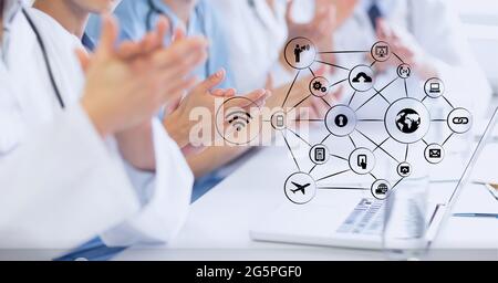 Aufbau eines Netzwerks von digitalen Symbolen über das Klatschen der Ärzte Stockfoto