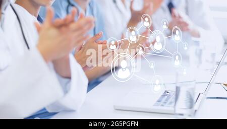 Aufbau eines Netzwerks von digitalen Symbolen über das Klatschen der Ärzte Stockfoto